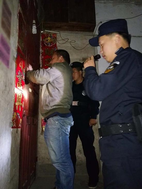 槐荫区粗心妈妈误将幼女锁家中 